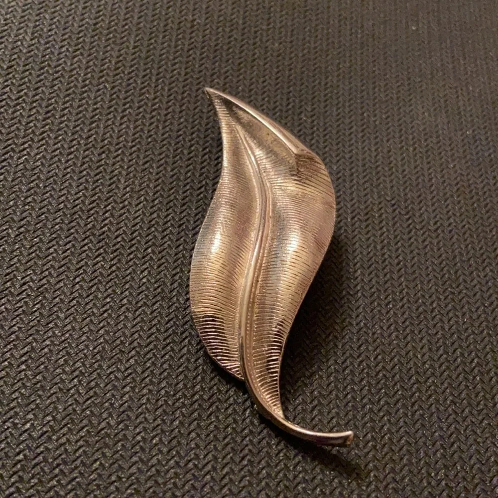 Women’s Scrolled Sculptured Silver Textured Leaf Brooch Pendant. - Picture 4 of 4
